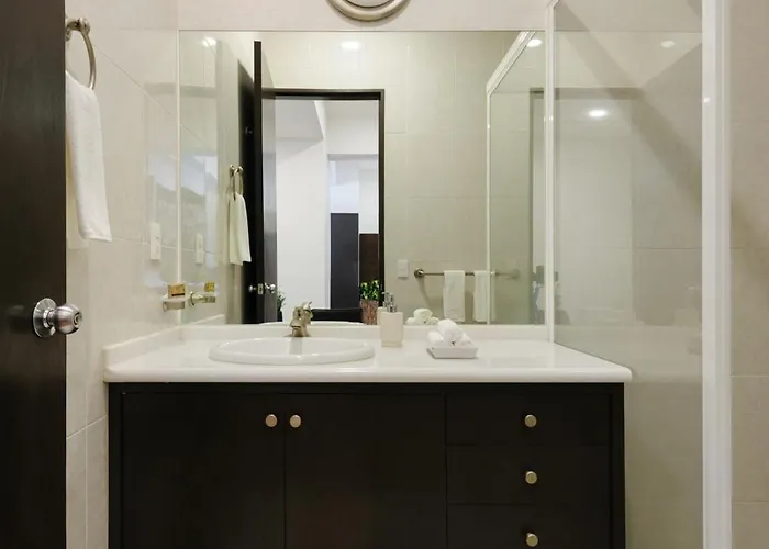 New! Stunning Garden House 2 Bdr *